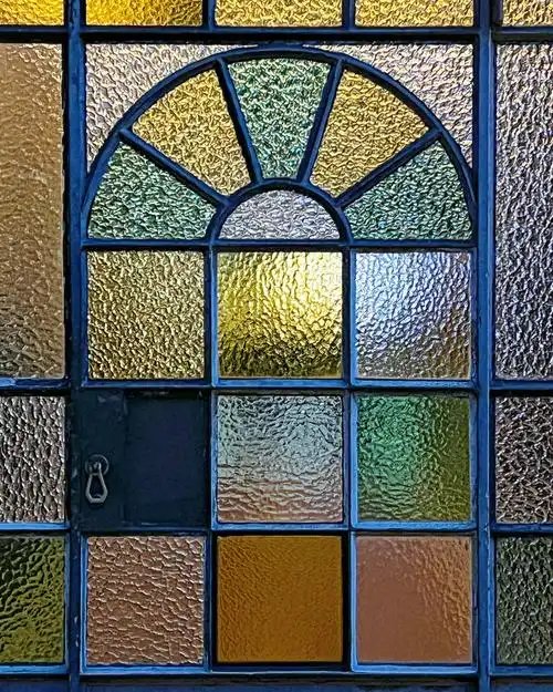 Tinted Patterned Glass - production and packaging detail